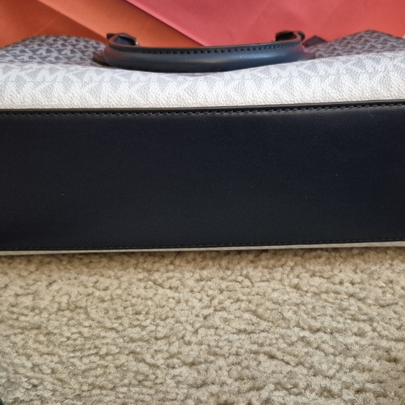 GREAT CONDITION...Michael Kors Gray/Black Signature Tote with Matching Wristlet - Picture 7 of 16